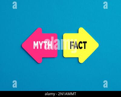 Alternative Optionen für Mythos oder Fakt wählen. Die Wörter Mythos und Tatsache auf Pfeilen, die auf entgegengesetzte Richtungen zeigen. Stockfoto