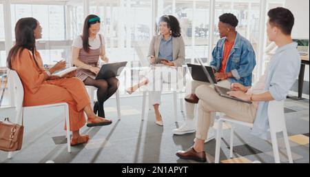 Erwachsener, Schwarzer, Schwarze Frau, Buch, Brainstorming, Geschäft, Karriere, chicago, Kollegen, Kommunikation, Gesellschaft, Kompliment, Computer, Unterhaltung Stockfoto