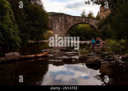 Blick auf die Brücke namens Puente de la Rabia auf dem Pilgerweg zum Santiago Way of St. James, Ich Bin'S Stockfoto