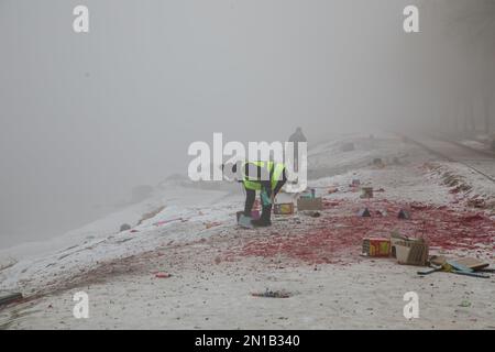 Jilin, Jilin, China. 6. Februar 2023. Am 6. Februar 2023, dem dritten Tag nach Frühling, wurde Jilin City, Provinz Jilin, Zeuge eines seltenen Naturschauspiels mit starkem Nebel, Schneeflocken, Reif und Sonnenaufgang. Gegen 9 Uhr morgens erschien plötzlich ein dichter Nebel mit einer Sicht von weniger als 50 Metern in der Stadt entlang des Songhua Flusses. Menschen, Autos und Gebäude waren vom Nebel umhüllt, der von Zeit zu Zeit verschwand und erst um mehr als 11 Uhr verschwand. Morgens schweben noch Schneeflocken am Himmel. Der Gürtel war mit Silber bedeckt, A Stockfoto