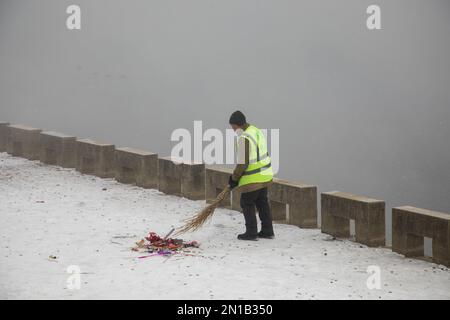 Jilin, Jilin, China. 6. Februar 2023. Am 6. Februar 2023, dem dritten Tag nach Frühling, wurde Jilin City, Provinz Jilin, Zeuge eines seltenen Naturschauspiels mit starkem Nebel, Schneeflocken, Reif und Sonnenaufgang. Gegen 9 Uhr morgens erschien plötzlich ein dichter Nebel mit einer Sicht von weniger als 50 Metern in der Stadt entlang des Songhua Flusses. Menschen, Autos und Gebäude waren vom Nebel umhüllt, der von Zeit zu Zeit verschwand und erst um mehr als 11 Uhr verschwand. Morgens schweben noch Schneeflocken am Himmel. Der Gürtel war mit Silber bedeckt, A Stockfoto