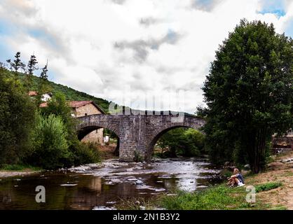 Blick auf die Brücke namens Puente de la Rabia auf dem Pilgerweg zum Santiago Way of St. James, Ich Bin'S Stockfoto