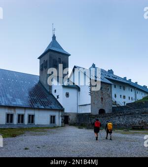 Am frühen Morgen starten zwei Pilger den Weg von St. James vom antiken Kloster von Roncesvalles, berühmtes Pilgerherberge Stockfoto