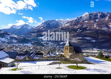 Winterliches Wetter in Luz-Saint-Sauveur, französische Pyrenäen, französisches Skigebiet Stockfoto