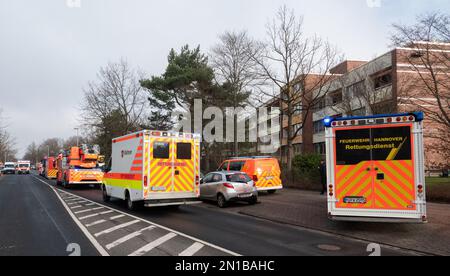 Hannover, Deutschland. 06. Februar 2023. Feuerwehrleute der Hannover Feuerwehr sind am Ort eines Brandes in einem Seniorenwohnheim. Ein 84-jähriger Bewohner starb heute Morgen bei einem Raumbrand. Die Hannover Feuerwehr ist auf großem Einsatz. Kredit: Marco Rauch/dpa/Alamy Live News Stockfoto