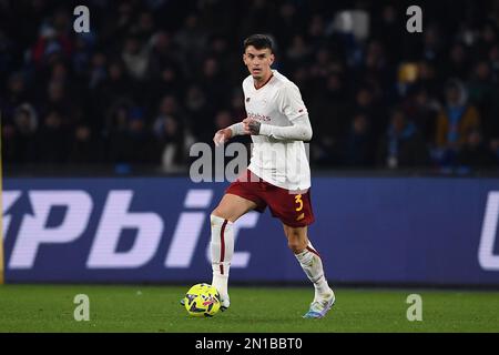 NEAPEL, ITALIEN - JANUAR 29: Roger Ibanez von AS Roma in Aktion während des Spiels der Serie A zwischen SSC Napoli und AS Roma im Stadio Diego Armando Maradon Stockfoto