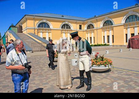 Daugavpils, Lettland, Juli 2021. Kostümierte historische Rekonstruktion zum Thema Napoleonische Kriege, Soldaten in Militäruniform von 1812. Stockfoto