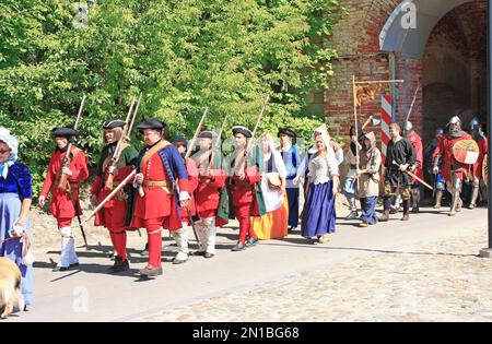 Daugavpils, Lettland, Juli 2021. Kostümierte historische Rekonstruktion zum Thema Napoleonische Kriege, Soldaten in Militäruniform von 1812. Stockfoto