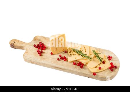 Käse, Preiselbeeren und Rosmarin auf einem Holzbrett. Auf weißem Hintergrund isolieren. Stockfoto