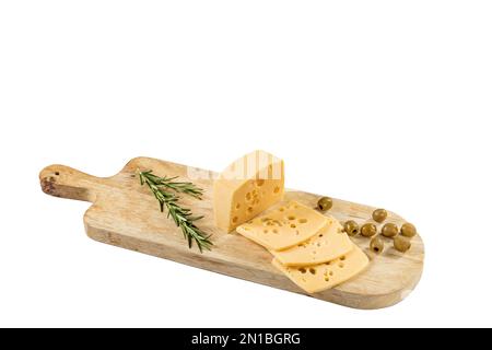 Käse, Preiselbeeren und Rosmarin auf einem Holzbrett. Auf weißem Hintergrund isolieren Stockfoto