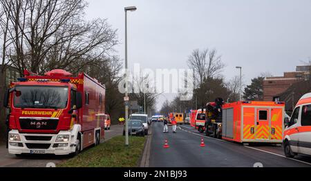 Hannover, Deutschland. 06. Februar 2023. Feuerwehrleute der Hannover Feuerwehr sind am Ort eines Brandes in einem Seniorenwohnheim. Ein 84-jähriger Bewohner starb heute Morgen bei einem Raumbrand. Die Hannover Feuerwehr ist auf großem Einsatz. Kredit: Marco Rauch/dpa/Alamy Live News Stockfoto