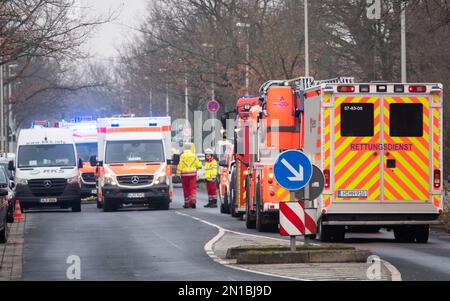 Hannover, Deutschland. 06. Februar 2023. Feuerwehrleute der Hannover Feuerwehr sind am Ort eines Brandes in einem Seniorenwohnheim. Ein 84-jähriger Bewohner starb heute Morgen bei einem Raumbrand. Die Hannover Feuerwehr ist auf großem Einsatz. Kredit: Marco Rauch/dpa/Alamy Live News Stockfoto