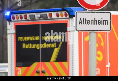 Hannover, Deutschland. 06. Februar 2023. Feuerwehrleute der Hannover Feuerwehr und Rettungsdienste sind am Ort eines Brandes in einem Seniorenwohnheim. Ein 84-jähriger Bewohner starb heute Morgen bei einem Raumbrand. Die Hannover Feuerwehr ist auf großem Einsatz. Kredit: Julian Stratenschulte/dpa/Alamy Live News Stockfoto