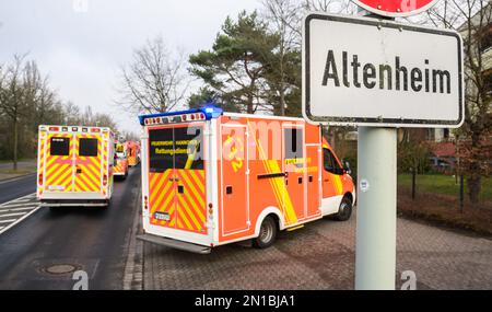 Hannover, Deutschland. 06. Februar 2023. Feuerwehrleute der Hannover Feuerwehr sind am Ort eines Brandes in einem Seniorenwohnheim. Ein 84-jähriger Bewohner starb heute Morgen bei einem Raumbrand. Die Hannover Feuerwehr ist auf großem Einsatz. Kredit: Julian Stratenschulte/dpa/Alamy Live News Stockfoto