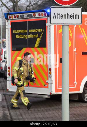 Hannover, Deutschland. 06. Februar 2023. Feuerwehrleute der Hannover Feuerwehr und Rettungsdienste sind am Ort eines Brandes in einem Seniorenwohnheim. Ein 84-jähriger Bewohner starb heute Morgen bei einem Raumbrand. Die Hannover Feuerwehr ist auf großem Einsatz. Kredit: Julian Stratenschulte/dpa/Alamy Live News Stockfoto