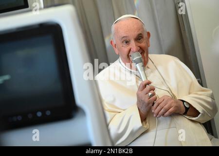 Juba, Südsudan. 05. Februar 2023. Südsudan, Juba, 2023/2/5. Papst Franziskus reagiert auf seine Ansprache mit den Medien, während er an Bord des Flugzeugs von Juba nach Rom geht und von Papstes Besuch in der Demokratischen Republik Kongo und dem Foto des Südsudan durch Vatikanische Medien/katholisches Pressefoto zurückkehrt. BESCHRÄNKT AUF REDAKTIONELLE VERWENDUNG - KEIN MARKETING - KEINE WERBEKAMPAGNEN Kredit: Independent Photo Agency/Alamy Live News Stockfoto