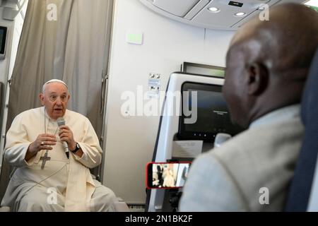 Juba, Südsudan. 05. Februar 2023. Südsudan, Juba, 2023/2/5. Papst Franziskus reagiert auf seine Ansprache mit den Medien, während er an Bord des Flugzeugs von Juba nach Rom geht und von Papstes Besuch in der Demokratischen Republik Kongo und dem Foto des Südsudan durch Vatikanische Medien/katholisches Pressefoto zurückkehrt. BESCHRÄNKT AUF REDAKTIONELLE VERWENDUNG - KEIN MARKETING - KEINE WERBEKAMPAGNEN Kredit: Independent Photo Agency/Alamy Live News Stockfoto