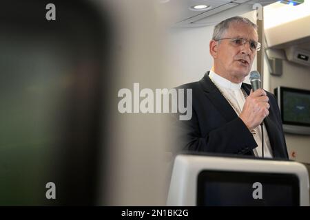 Juba, Südsudan. 05. Februar 2023. Südsudan, Juba, 2023/2/5. Papst Franziskus reagiert auf seine Ansprache mit den Medien, während er an Bord des Flugzeugs von Juba nach Rom geht und von Papstes Besuch in der Demokratischen Republik Kongo und dem Foto des Südsudan durch Vatikanische Medien/katholisches Pressefoto zurückkehrt. BESCHRÄNKT AUF REDAKTIONELLE VERWENDUNG - KEIN MARKETING - KEINE WERBEKAMPAGNEN Kredit: Independent Photo Agency/Alamy Live News Stockfoto