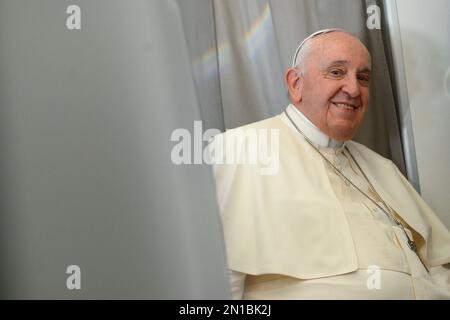 Juba, Südsudan. 05. Februar 2023. Südsudan, Juba, 2023/2/5. Papst Franziskus reagiert auf seine Ansprache mit den Medien, während er an Bord des Flugzeugs von Juba nach Rom geht und von Papstes Besuch in der Demokratischen Republik Kongo und dem Foto des Südsudan durch Vatikanische Medien/katholisches Pressefoto zurückkehrt. BESCHRÄNKT AUF REDAKTIONELLE VERWENDUNG - KEIN MARKETING - KEINE WERBEKAMPAGNEN Kredit: Independent Photo Agency/Alamy Live News Stockfoto