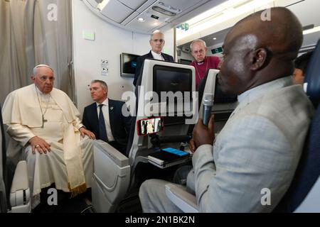 Juba, Südsudan. 05. Februar 2023. Südsudan, Juba, 2023/2/5. Papst Franziskus reagiert auf seine Ansprache mit den Medien, während er an Bord des Flugzeugs von Juba nach Rom geht und von Papstes Besuch in der Demokratischen Republik Kongo und dem Foto des Südsudan durch Vatikanische Medien/katholisches Pressefoto zurückkehrt. BESCHRÄNKT AUF REDAKTIONELLE VERWENDUNG - KEIN MARKETING - KEINE WERBEKAMPAGNEN Kredit: Independent Photo Agency/Alamy Live News Stockfoto