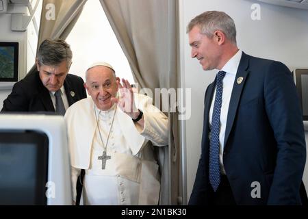 Juba, Südsudan. 05. Februar 2023. Südsudan, Juba, 2023/2/5. Papst Franziskus reagiert auf seine Ansprache mit den Medien, während er an Bord des Flugzeugs von Juba nach Rom geht und von Papstes Besuch in der Demokratischen Republik Kongo und dem Foto des Südsudan durch Vatikanische Medien/katholisches Pressefoto zurückkehrt. BESCHRÄNKT AUF REDAKTIONELLE VERWENDUNG - KEIN MARKETING - KEINE WERBEKAMPAGNEN Kredit: Independent Photo Agency/Alamy Live News Stockfoto