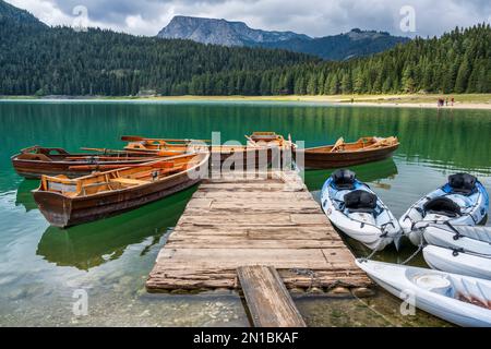 Ruderboote und Kanus auf dem Black Lake (Crno Jezero) im Durmitor-Nationalpark im Norden Montenegros Stockfoto