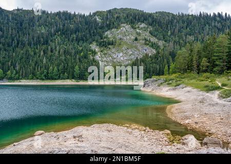 Malo Jezero, der kleinere der beiden Gletscherseen, die den Schwarzen See (Crno Jezero) im Durmitor-Nationalpark im Norden Montenegros bilden Stockfoto