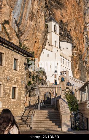 Die obere Kirche des Klosters Ostrog, ein Kloster der serbisch-orthodoxen Kirche, erbaut in der vertikalen Felswand von Ostroška Greda in Montenegro Stockfoto