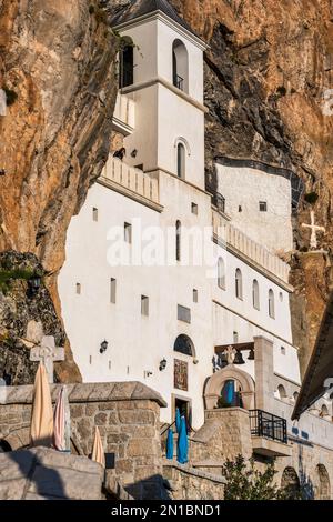 Die obere Kirche des Klosters Ostrog, ein Kloster der serbisch-orthodoxen Kirche, erbaut in der vertikalen Felswand von Ostroška Greda in Montenegro Stockfoto