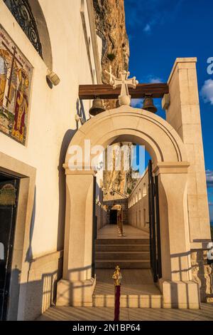 Eingangstor zur oberen Kirche des Ostrog-Klosters, einem Kloster der serbisch-orthodoxen Kirche, in Montenegro Stockfoto