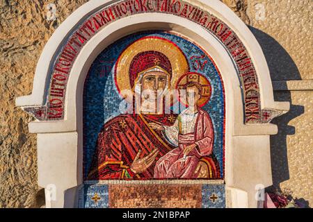 Mosaik mit der Jungfrau Maria und dem kleinen Jesus auf der Felswand neben dem Eingang zur oberen Kirche des Ostrog-Klosters in Montenegro Stockfoto