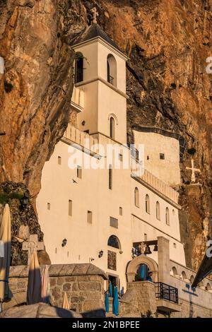 Die obere Kirche des Klosters Ostrog, ein Kloster der serbisch-orthodoxen Kirche, erbaut in der vertikalen Felswand von Ostroška Greda in Montenegro Stockfoto