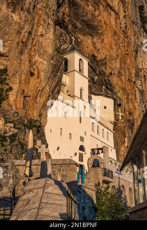 Die obere Kirche des Klosters Ostrog, ein Kloster der serbisch-orthodoxen Kirche, erbaut in der vertikalen Felswand von Ostroška Greda in Montenegro Stockfoto