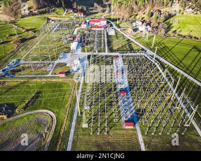 Luftaufnahme der Verschachtelung elektrischer Leitungen unten am Kraftwerk Stockfoto