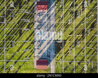 Direkt über der elektrischen Unterstation mit um das Kraftwerk verteilten Elektrodrähten Stockfoto