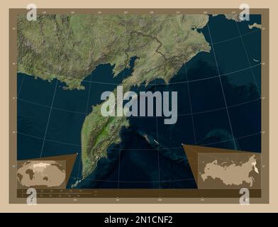 Kamtschatka, russisches Territorium. Satellitenkarte mit niedriger Auflösung. Eckkarten für zusätzliche Standorte Stockfoto