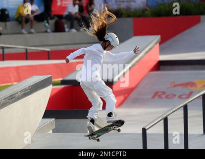 Sharjah, Vereinigte Arabische Emirate (VAE). 5. Februar 2023. Akama Rizu aus Japan tritt beim Straßenfinale der Frauen bei den Skateboarding Street and Park World Championships 2022 in Sharjah, den Vereinigten Arabischen Emiraten (VAE), am 5. Februar 2023 an. Kredit: Wang Dongzhen/Xinhua/Alamy Live News Stockfoto