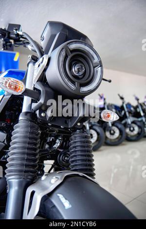 Lima, Peru 2023. Shop Yamaha, FZX Connected Motorrad ist im Yamaha Shop ausgestellt Stockfoto