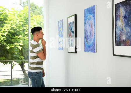 Rücksichtsvoller Mann bei der Ausstellung in der Kunstgalerie Stockfoto