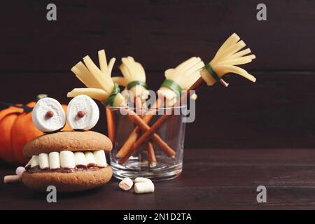 Köstliche Desserts zum Thema Halloween auf einem Holztisch Stockfoto