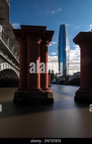 Blackfriars Bridge mit Themse und modernem Apartmentblock an einem sonnigen Sommerabend Stockfoto