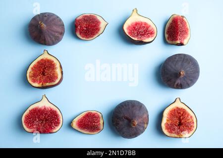 Köstliche reife Feigen auf hellblauem Hintergrund, flach liegend. Platz für Text Stockfoto