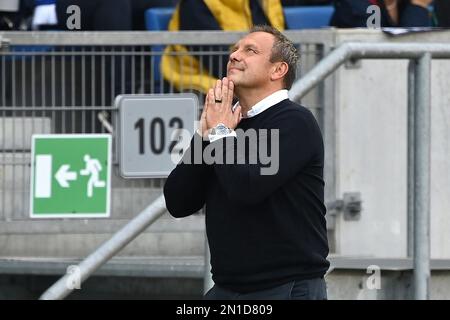 Sinsheim, Deutschland. 06. Februar 2023. Jetzt ist es offiziell: Hoffenheim feuert Coach Andre Breitenreiter. ARCHIVFOTO; Coach Andre BREITENREITER (1899 Hoffenheim), Enttäuschung, frustriert, enttäuscht, frustriert, Ausgeworfen, Einzelbild, einzelnes Motiv, halbe Figur, halbe Figur. Fußball 1. Bundesliga Staffel 2022/2023, 11. Spieltag, matchday11, TSG 1899 Hoffenheim - FC Bayern München 0-2 am 22. Oktober 2022, PreZero Arena. ? Kredit: dpa/Alamy Live News Stockfoto