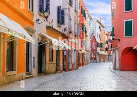 Rovinj, Kroatien. Steingepflasterte Straße in der Altstadt, Istrien. Stockfoto