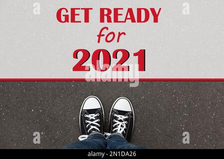 Text bereit für 2021 auf Asphalt vor der Frau, Draufsicht Stockfoto