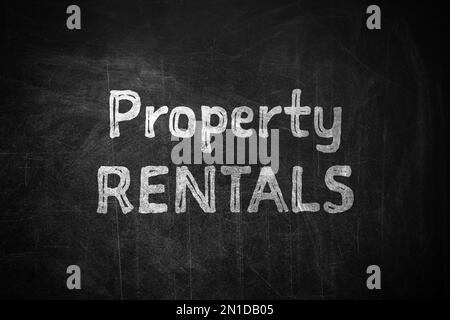 Text Property Rentals steht auf schwarzer Tafel Stockfoto