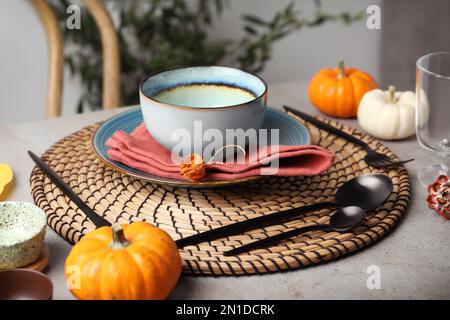 Im Speisesaal sind in der Saison Tische mit Kürbissen und anderen Herbstdekor eingerichtet Stockfoto