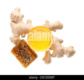 Ingwer und Honig auf weißem Hintergrund, Draufsicht. Natürliche Heilmittel gegen Kälte Stockfoto