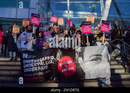 London, England, Großbritannien. 6. Februar 2023. Vor dem University College Hospital streiken, während die NHS-Krankenschwestern ihre Streiks über das Gehalt fortsetzen. (Kreditbild: © Vuk Valcic/ZUMA Press Wire) NUR REDAKTIONELLE VERWENDUNG! Nicht für den kommerziellen GEBRAUCH! Kredit: ZUMA Press, Inc./Alamy Live News Stockfoto