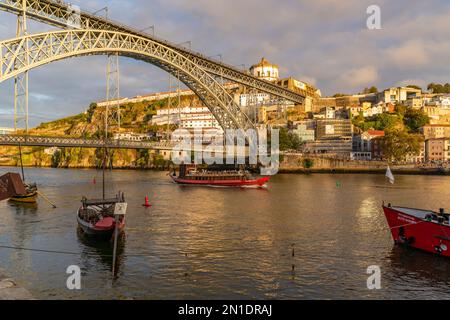 Blick auf Boote, Dom Luis I Brücke, UNESCO-Weltkulturerbe, Douro Fluss bei Sonnenuntergang, Porto, Norte, Portugal, Europa Stockfoto